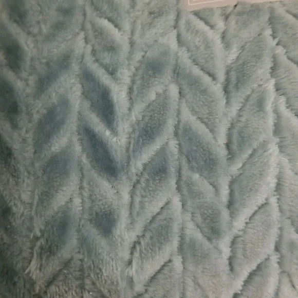 BRAND NEW velvet berber accent pillows! - Picture 6 of 7